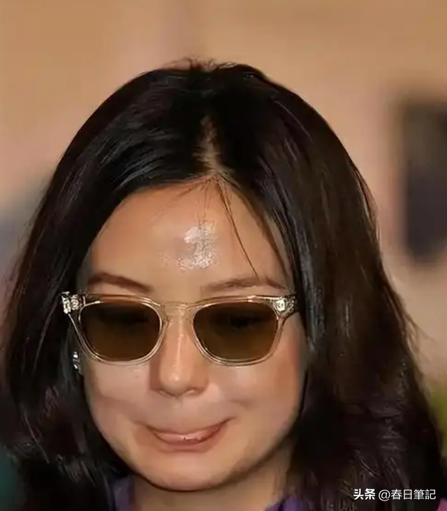 面相又变了！49岁赵薇广东吃饭又老又凶， 当年小燕子再也回不去了