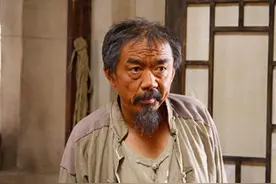 解放前，两名解放军战士被捕，一地主婆用小脚踹开门扇将人放走图片