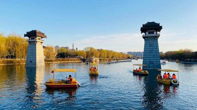 泛舟汉城湖：天地金黄，湖水碧绿，在水面上邂逅不一样的汉长安城