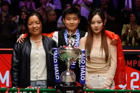 赵心童夺冠精彩瞬间！展示五星红旗，亲吻奖杯，搂着漂亮女友合影图片