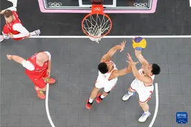 三人篮球赛场上，运动员如何应对高温挑战？图片