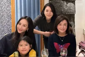 42岁张钧甯跪地拜年向妈妈要红包，亲姐罕见出镜，母女三人都好美图片