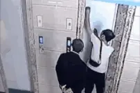 【电梯安全】请文明乘梯！这20个电梯警示案例，都是血的教训！图片