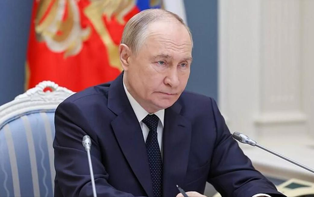 一场晚宴在东京召开，高市早苗想通了：对俄动真格，对中国来软的