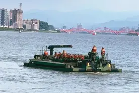 大陆一男子驾驶快艇，在淡水河谷冲滩上岸，重兵把守的台军破防了图片