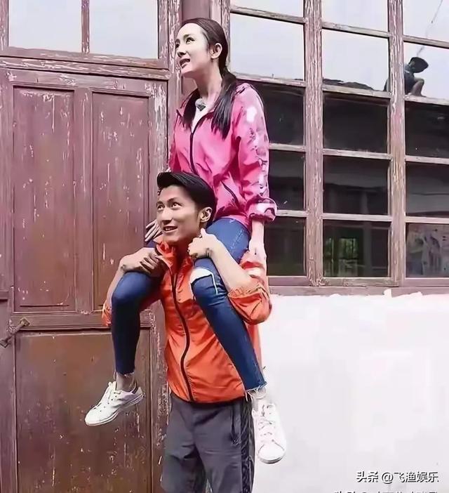 他俩当时拍这张照片应该很开心，但现在谢霆锋是很想删掉的吧？