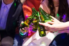 这几种情况下，最好不要喝啤酒，特别是最后一种，可能有生命危险图片