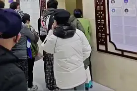 网传女子在医院厕所产子后离开，目击者：该女子从厕所出来后被一男子接走，警方已调了监控，还在调查图片