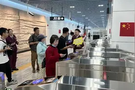 今日上午双线首班列车隆重登场！沈阳地铁2号线南延线、4号线正式开通试运营图片