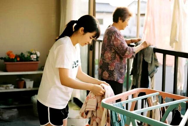 我55岁才觉悟：挑选亲家时，这2种家庭绝不能要，不然就害了子女