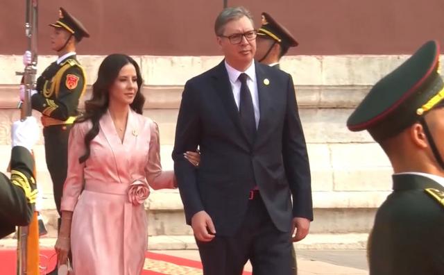 武契奇夫人观看阅兵美翻了！粉色玫瑰花裙好温婉，挽着武契奇很甜
