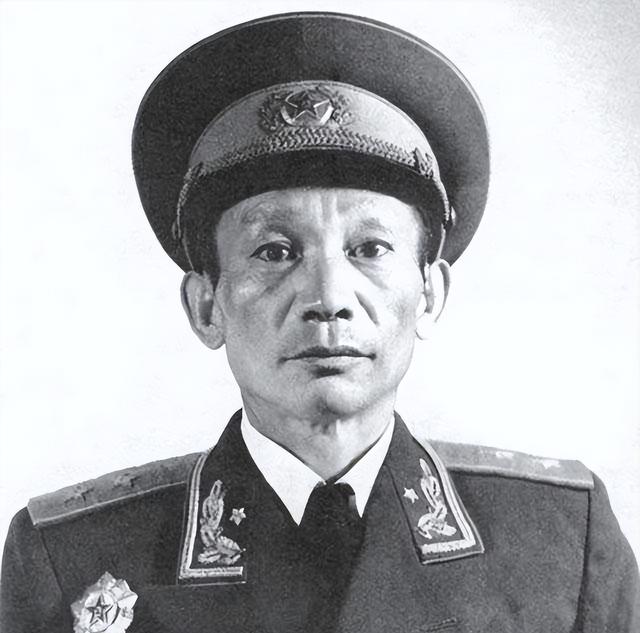 李德生上任北京军区司令员，头天上班便说：我先到副司令那报个到