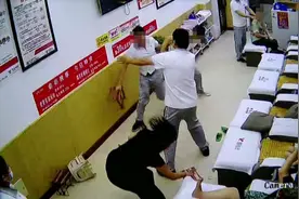 “我给狗捏都不给你捏”，长沙一女子修脚时与技师发生争执，双方大打出手，门店回应图片