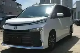 丰田“小赛那”实拍，2.0双擎+侧滑门，约合人民币15万起售图片