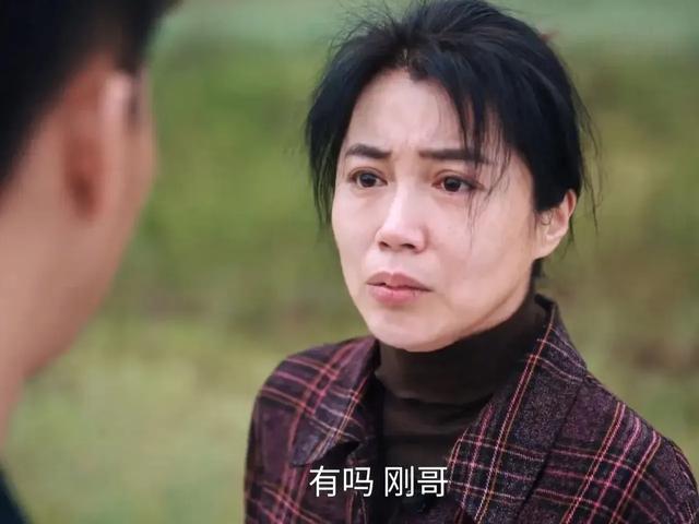 明明同一人，演完《人世间》演《利剑玫瑰》，她反差大差点没认出