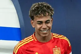 笑死了！亚马尔颁奖典礼不懂事画面国外疯传，球迷：以后会成经典图片