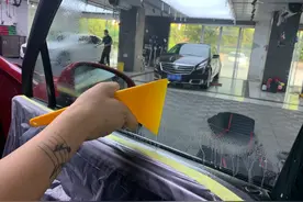 既然新车要贴膜，为啥不直接用有色玻璃？内行人：还是太天真图片