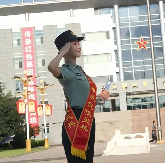 女民兵李思颖阅兵结束回家，母亲官宣其新身份，太牛了！全网恭喜