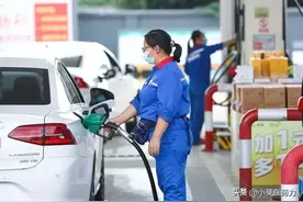 车加油时，一定要盯着服务员的手，不然掉坑了都不知道。图片