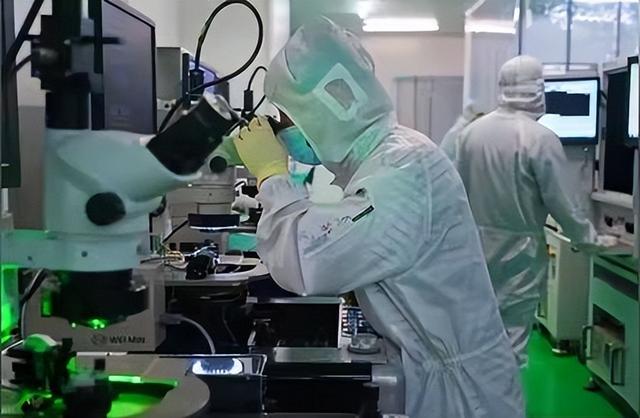 光刻机巨头开始慌了，中国造不成光刻机，但是要造一个光刻工厂！