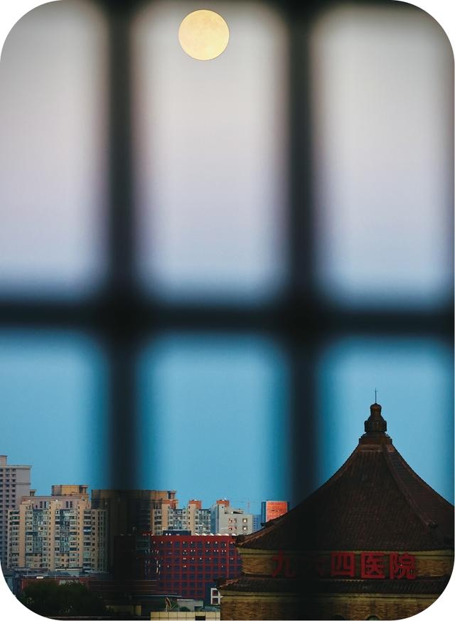月光与老街的私语