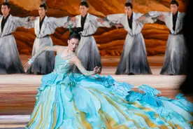 亚运会开幕式上领舞的，是个重庆妹儿图片