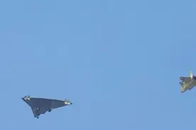 当六代机飞过成都的上空图片