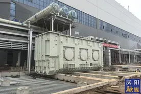 “陇电入鲁”配套调峰电源——华能正宁电厂1号主变压器成功就位图片