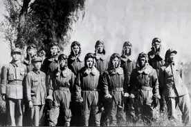 50年我军唯一一位混血将军登上天安门，毛主席交谈后怒道：不像话图片