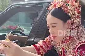 婚车偶遇2位新娘探出车窗互送喜糖，拍摄者：彼此不认识，同小区一进一出碰上了，交换时新娘还有点紧张图片