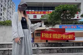 女生买两份饭拿6双一次性筷子，被学校餐厅经理指责“偷窃”；法律人士：有毁人清誉故意，当事人应担责图片