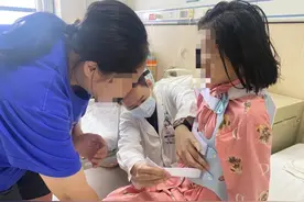 11岁女孩“坐没坐相”竟是脊柱重度侧弯畸形，矫形手术后挺直腰杆图片