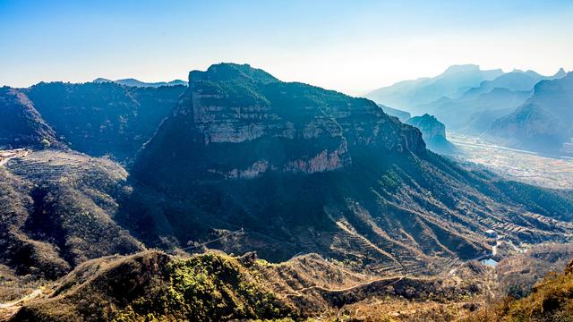游东太行，望群山 ，感悟‘云海翻腾走龙蛇，绝壁生辉见奇峰’