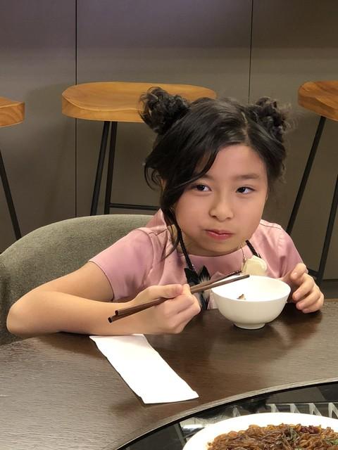 长大后难有出息的娃，“吃饭时”大多有3种表现，第一种就遭人嫌