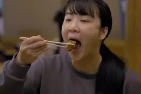 坐牛马专列享15元盒饭，打工人在高铁上，狂炫全国流水席图片