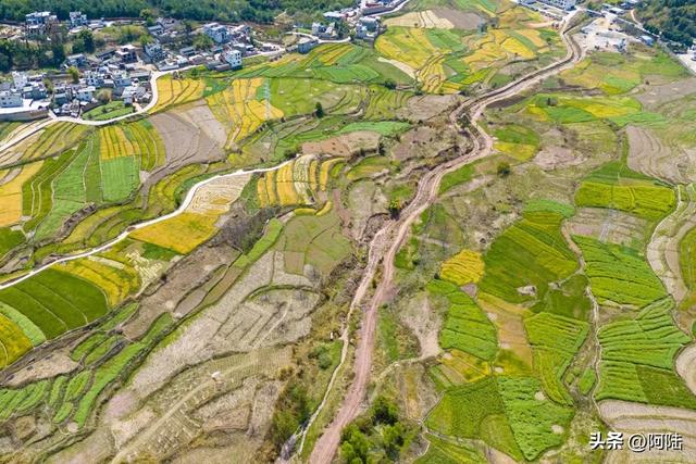 俯瞰大理郊外的乡村田园，胜似江南还多几分野性，美得让人心醉