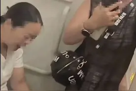 越闹越大！飞机上给小孩“立规矩”的两人身份被扒，其评论区沦陷图片