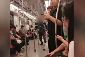 不可理喻！女子穿短裙说大爷看她的腿，大爷无端受指责当场发飙图片