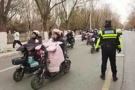 电动车、摩托车上路，符合3个条件，交警不查不扣，缺一不可图片