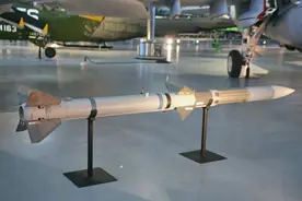 中国霹雳17，射程世界第一！逼得美国搞巨型空空导弹，重达一吨图片