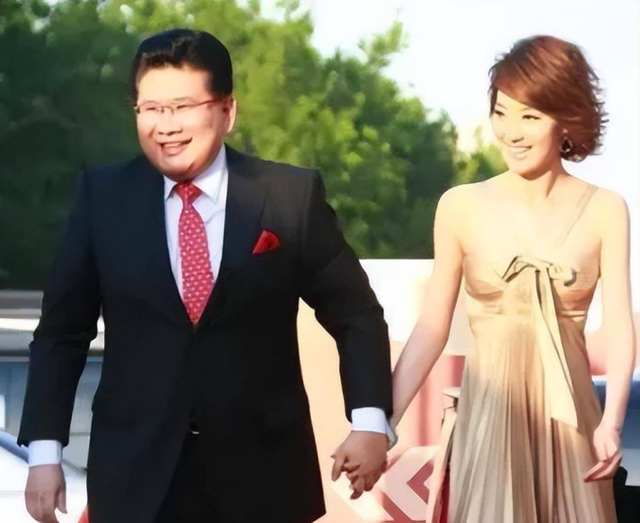 讨好大佬，陪睡上位，遭央视“开除”	，她身上的标签哪个才是真的