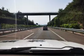 老人带全家旅游开老头乐上高速，交警紧急喊话提醒图片