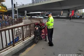 【文明交通】太原：开展针对电动自行车骑乘人员不佩戴安全头盔的专项整治行动图片