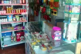 市监局在大妈的食杂店查出过期八宝粥、干脆面，对其罚款5100元，大妈把市监局告了！律师：执法程序没问题图片