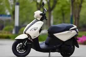 网友推荐的适合诗和远方的踏板摩托车，大家帮我选一款图片