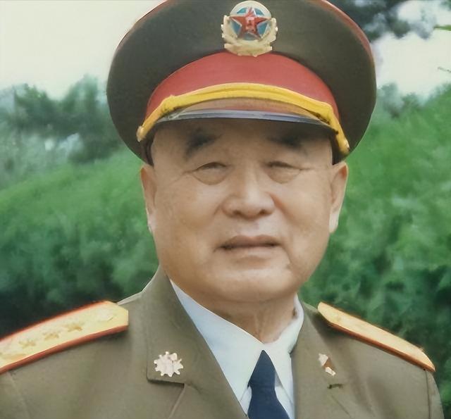 李德生刚上任北京军区司令，就对秘书说：我先到副司令员那报个到