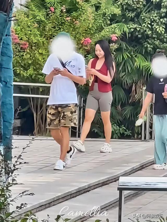 辣目洋子再度发福，穿紧身衣遭网友狂批，尴尬溢出屏幕！
