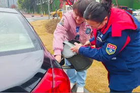 中石化员工5公里暖心救援解客户燃眉之急图片