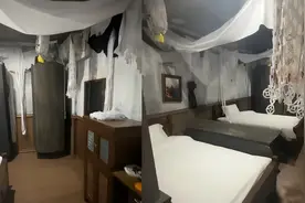 惊悚之旅！女子挑战阴间主题酒店？酒店竟然设置了放棺材的房间！图片