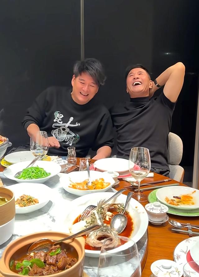 64岁周华健和67岁于荣光昆明相聚，哥俩喝得脸通红 保养得都还年轻